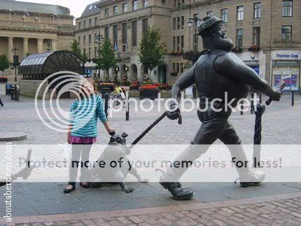 Desperate_Dan_Statue_Dundee.jpg