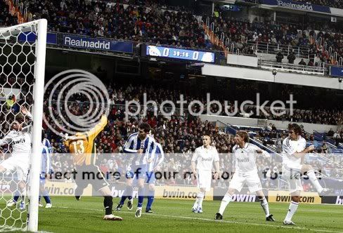 Raul marcava de cabeça frente ao Deportivo